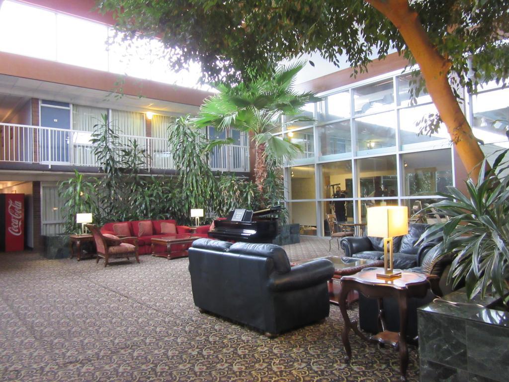 Atrium Hotel & Conference Center Hutchinson Exterior foto
